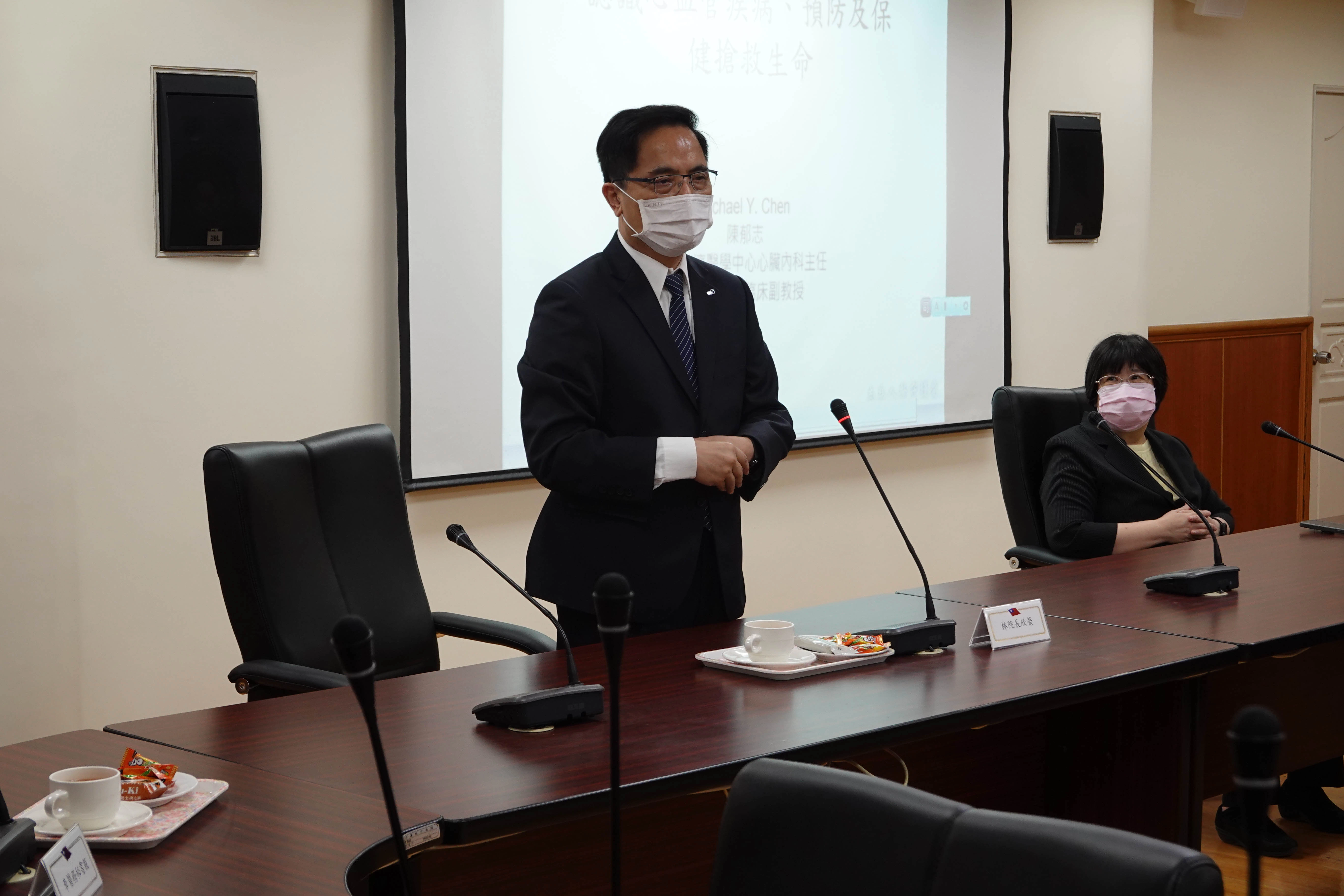 花蓮慈院院長林欣榮（左）25日率團赴花蓮地院，為首場醫療新知講座致詞，地院院長許仕楓（右）親自接待。