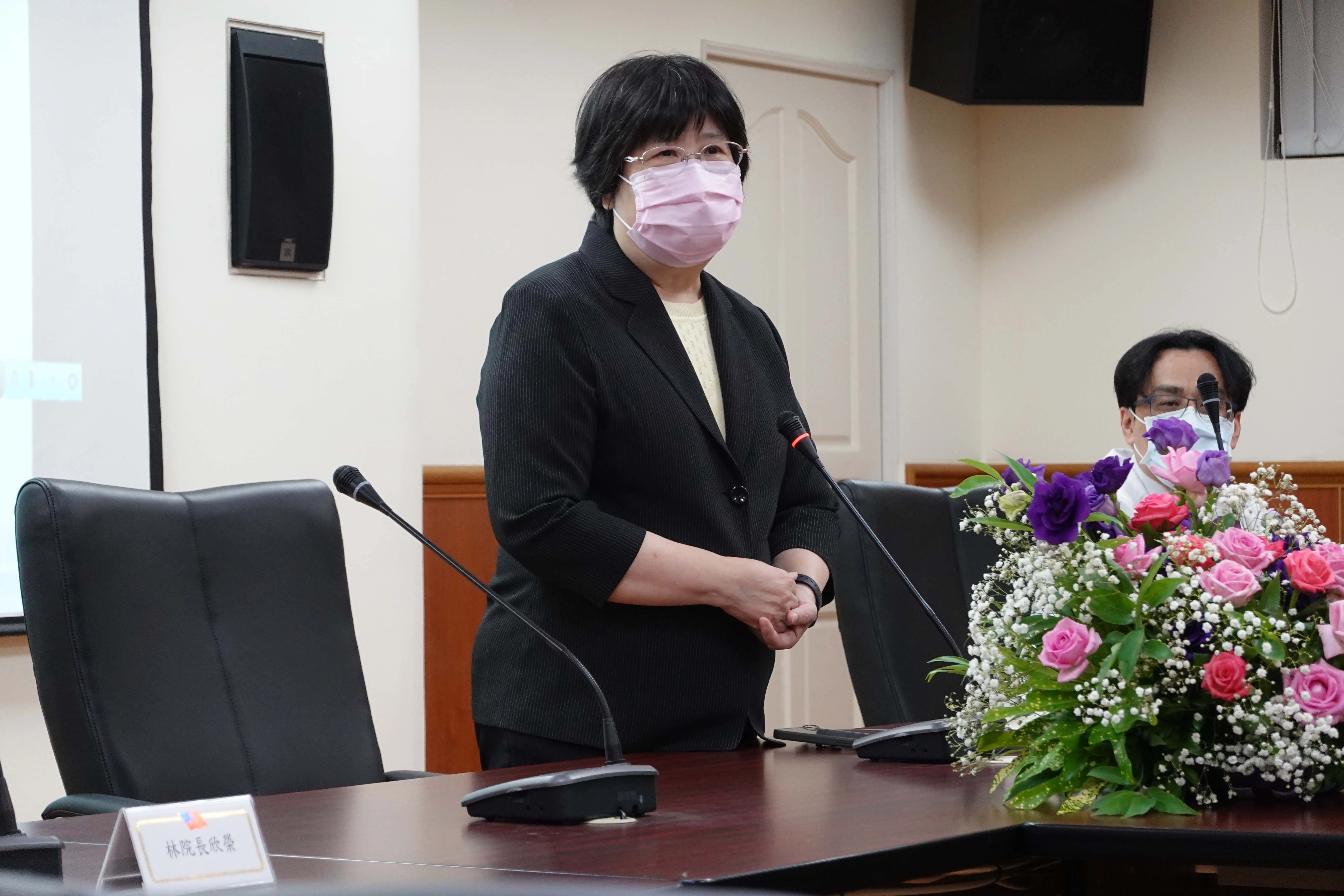花蓮慈院為花蓮地院舉辦首場醫療新知講座，地院院長許仕楓（站立著）致詞感謝。
