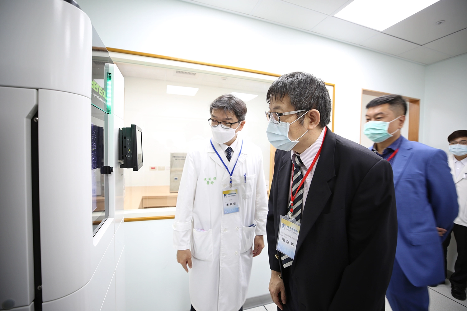 牙醫部黃銘傑主任帶領介紹最新引入的高規格齒雕機。