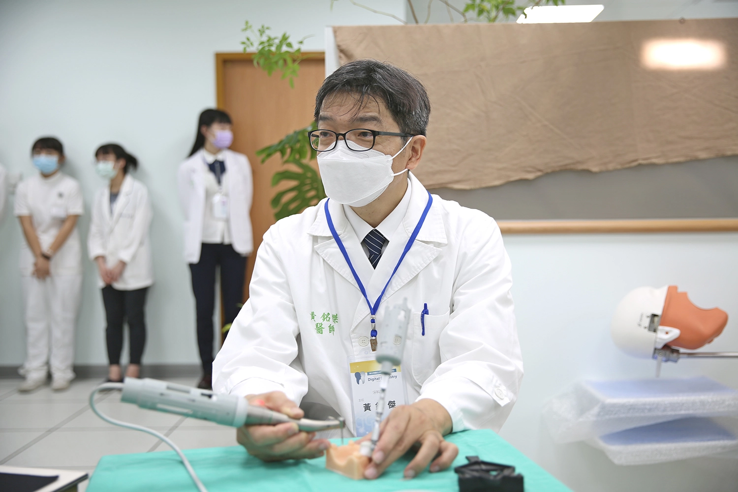 黃銘傑主任示範操作光學技術植牙導航系統。