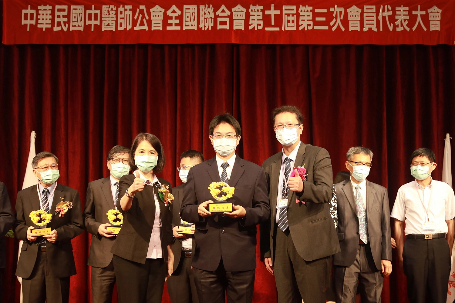 全民健康保險會主任委員周麗芳（左）與中醫全聯會理事長柯富揚（右）頒發「推動中醫健保醫療品質獎」給花蓮慈院中醫副院長何宗融（中）。