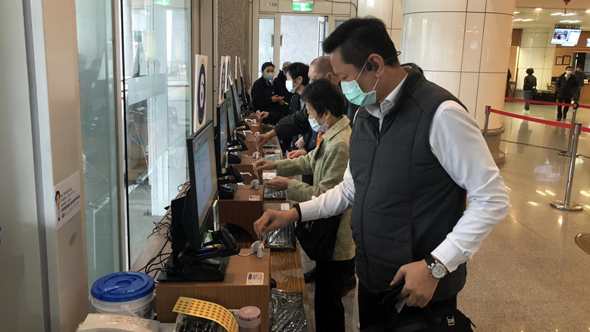 2020年初，因應新興傳染病COVID-19，台北慈濟醫院立即規劃防疫動線實施入院管制及體溫監測。