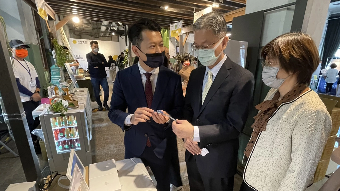 葉俊宏主任秘書聽取參展產品介紹