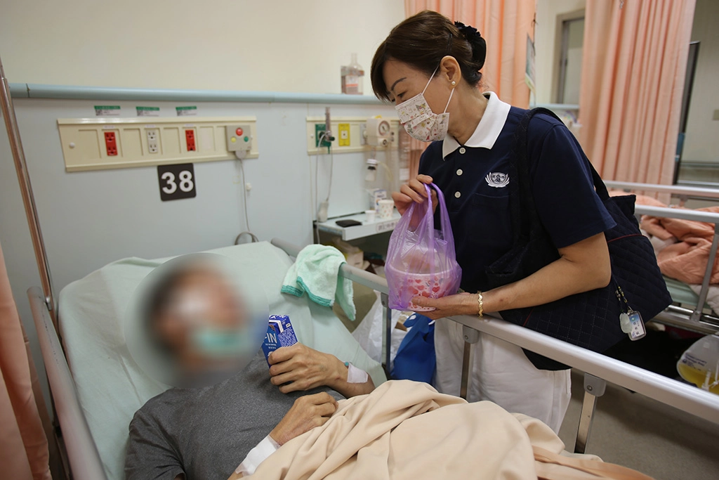 林先生住院期間無人看顧，志工程秋絨利用下班時間前往關懷、送餐。