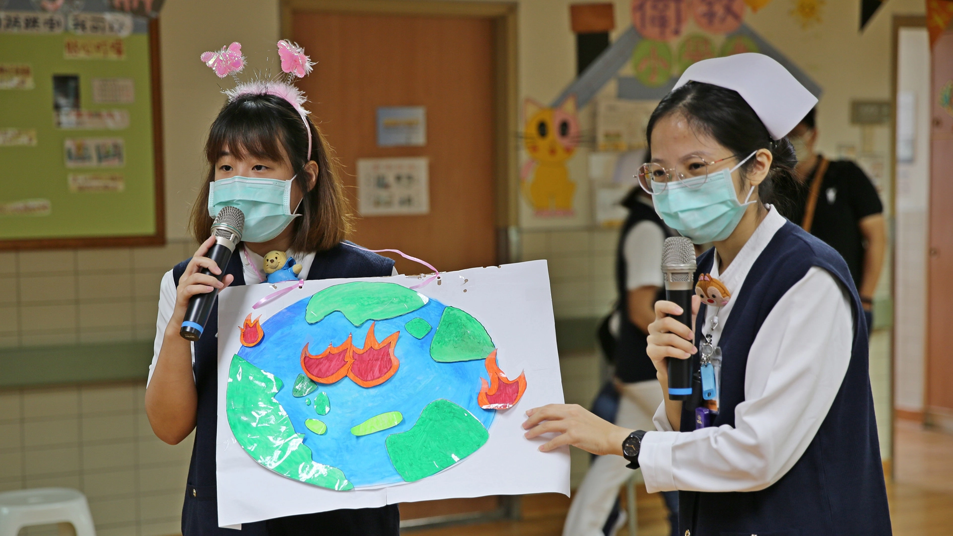 花蓮慈院團隊兒科病房團隊以話劇、帶動唱、遊戲等方式，活潑介紹多吃蔬菜不僅能維護身體健康還能救地球，讓住院中的孩子們開心歡度不一樣的萬聖節。