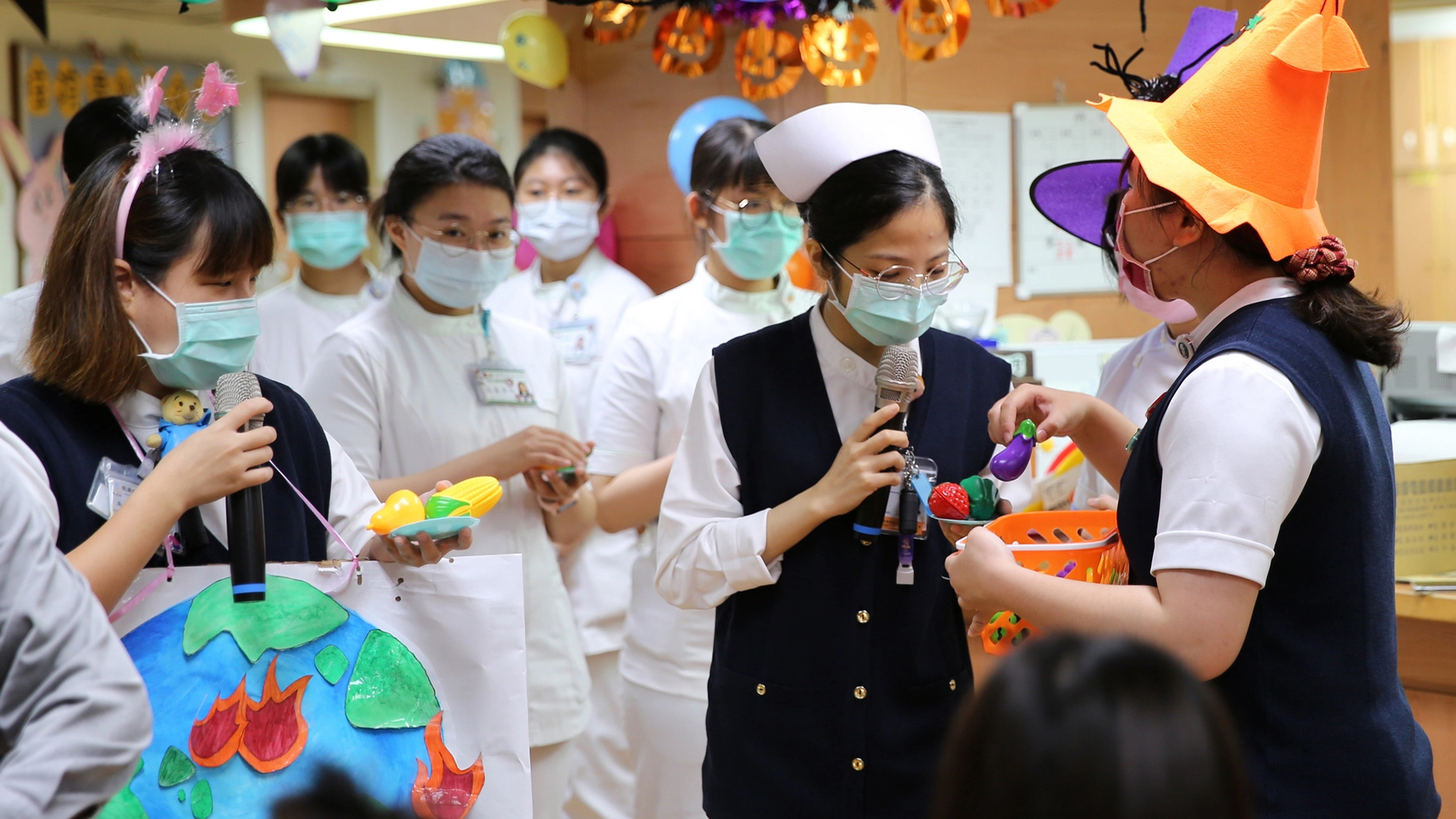 花蓮慈院團隊兒科病房團隊以話劇、帶動唱、遊戲等方式，活潑介紹多吃蔬菜不僅能維護身體健康還能救地球。