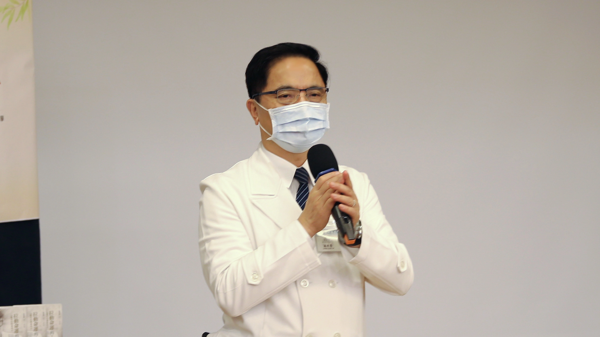 林欣榮院長讚張睿智主任，把「視病猶親」四個字化作實際行動，心上放著的，總是病人。