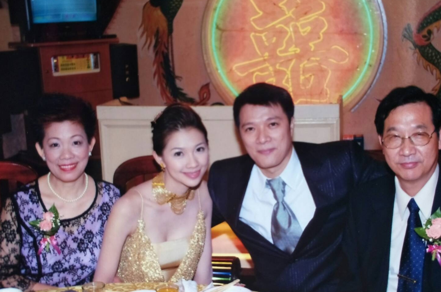 林書煒(左二)在照顧媽媽期間,老公蔡詩萍(右二)在旁給予支持與陪伴。(照片林書煒提供)