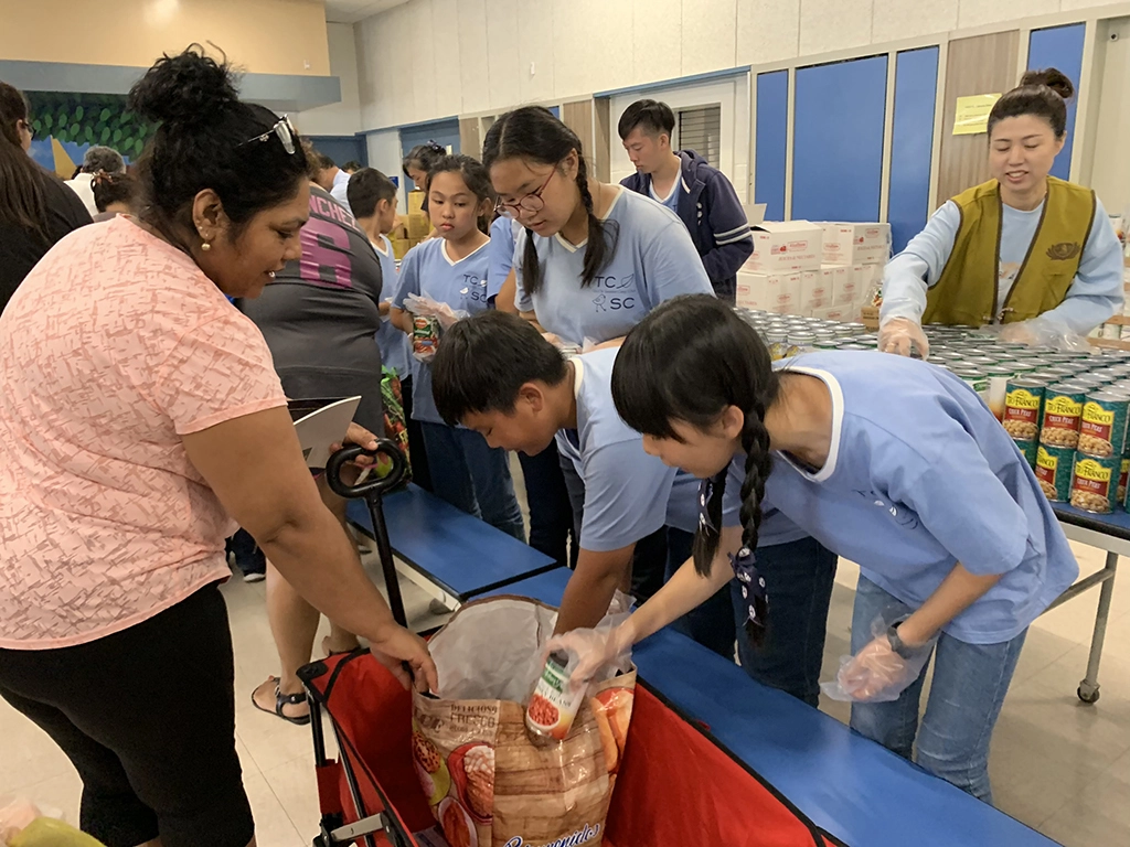 參與美國遊學團食物發放，見苦知福體驗。