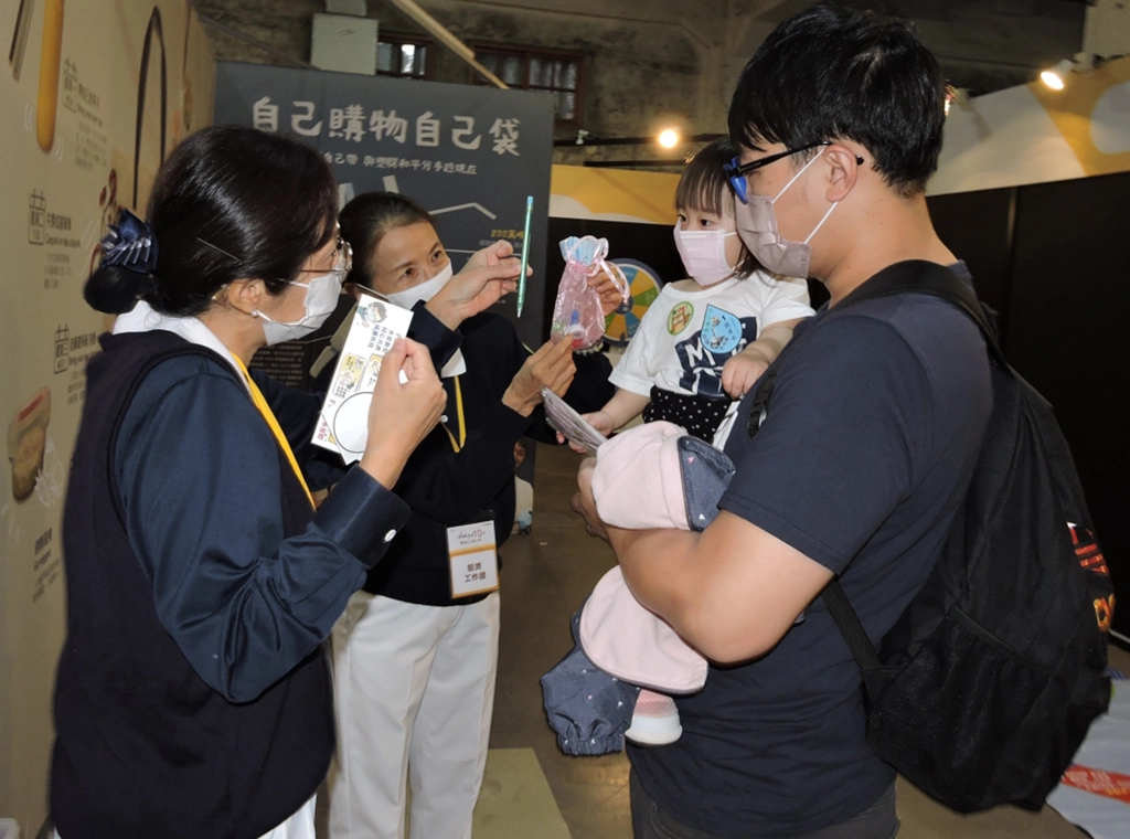 在慈濟環保策展區有專業的慈濟志工導覽介紹。