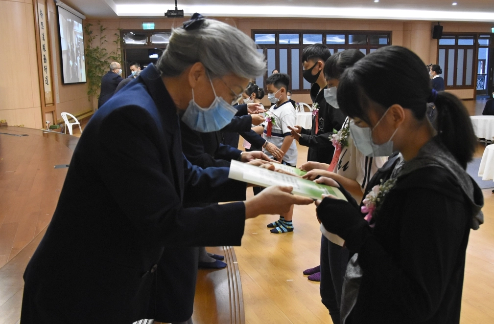 為降低群聚今年改以線上視訊方式進行，在主場新店靜思堂則搭配部分獲獎學生代表接受表揚。