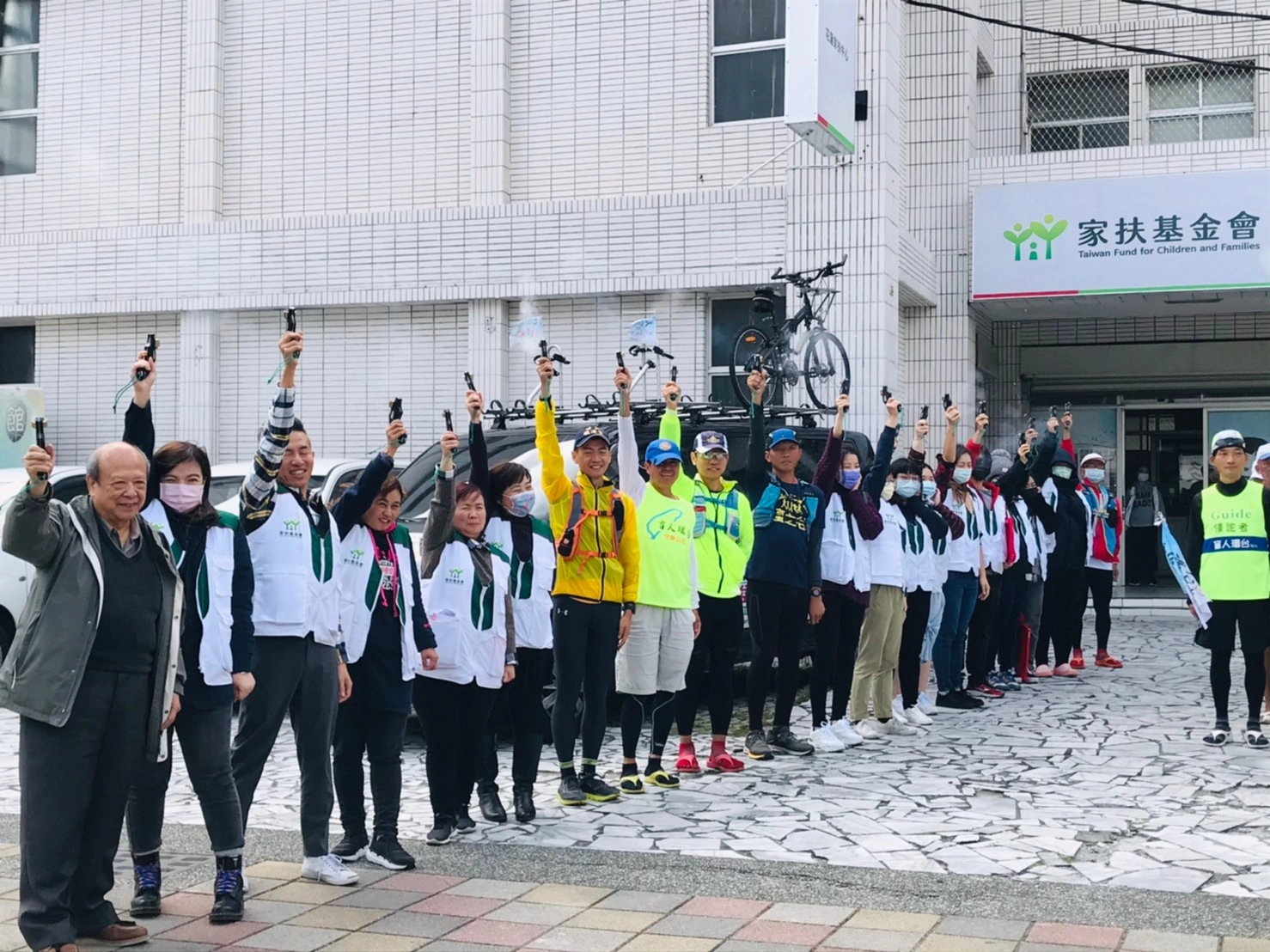 2020第四屆盲人環台為公益而跑今和花蓮家扶陪跑的近10名社工會合一同跑至花蓮家扶。