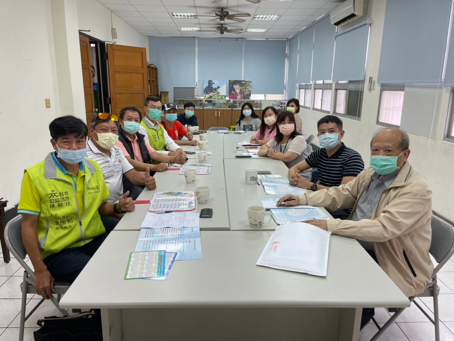 台灣盲人協會理事長郭瑞和(左)親臨花蓮家扶，與扶幼委員會主委蕭雄彰共商路跑會議。