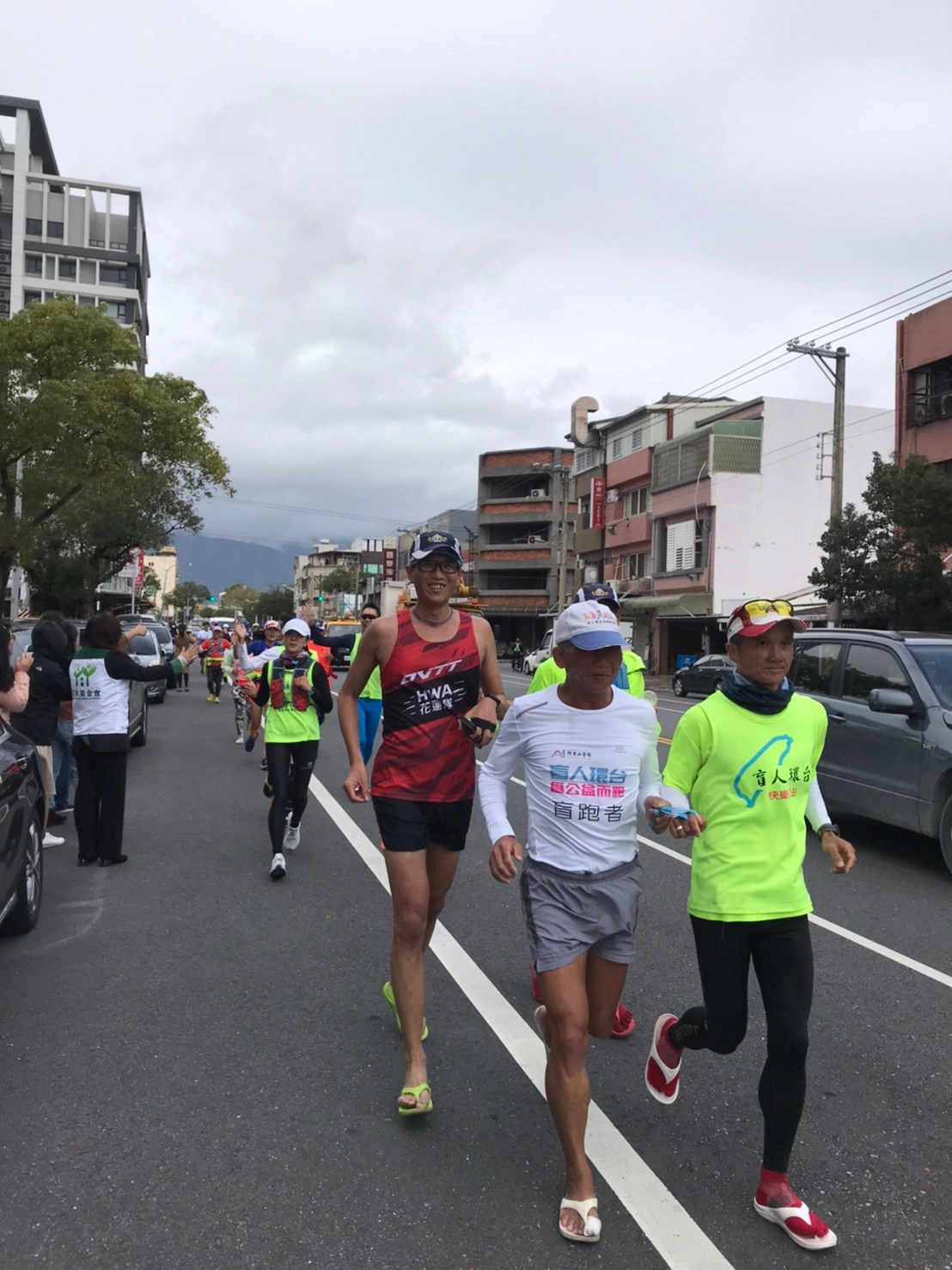 由視障朋友吳春成(前排左)、古奇哲領軍，第四屆盲人環台為公益而跑跑抵花蓮。