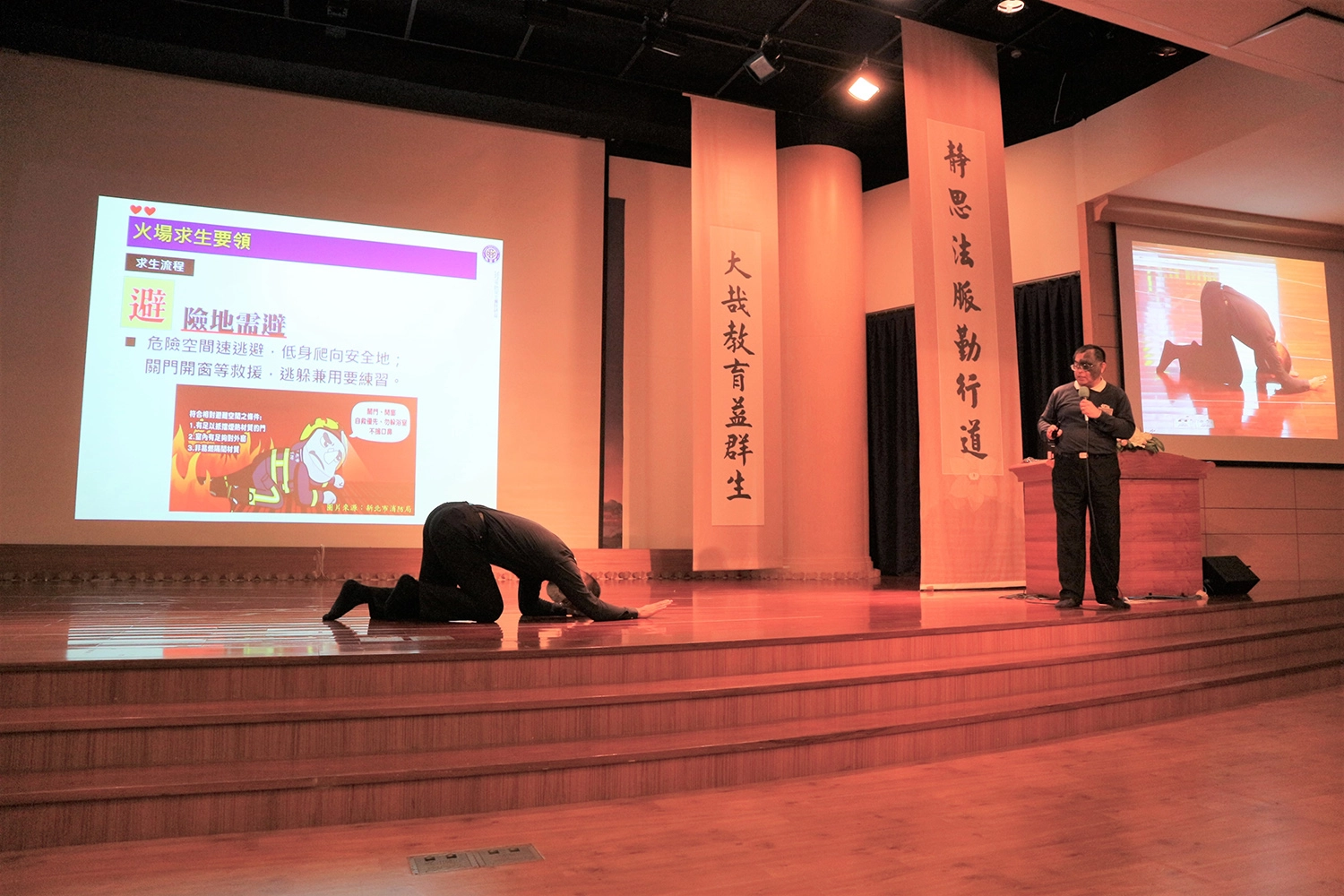講師邀請學員上台示範，火場中正確爬行的逃生姿勢。