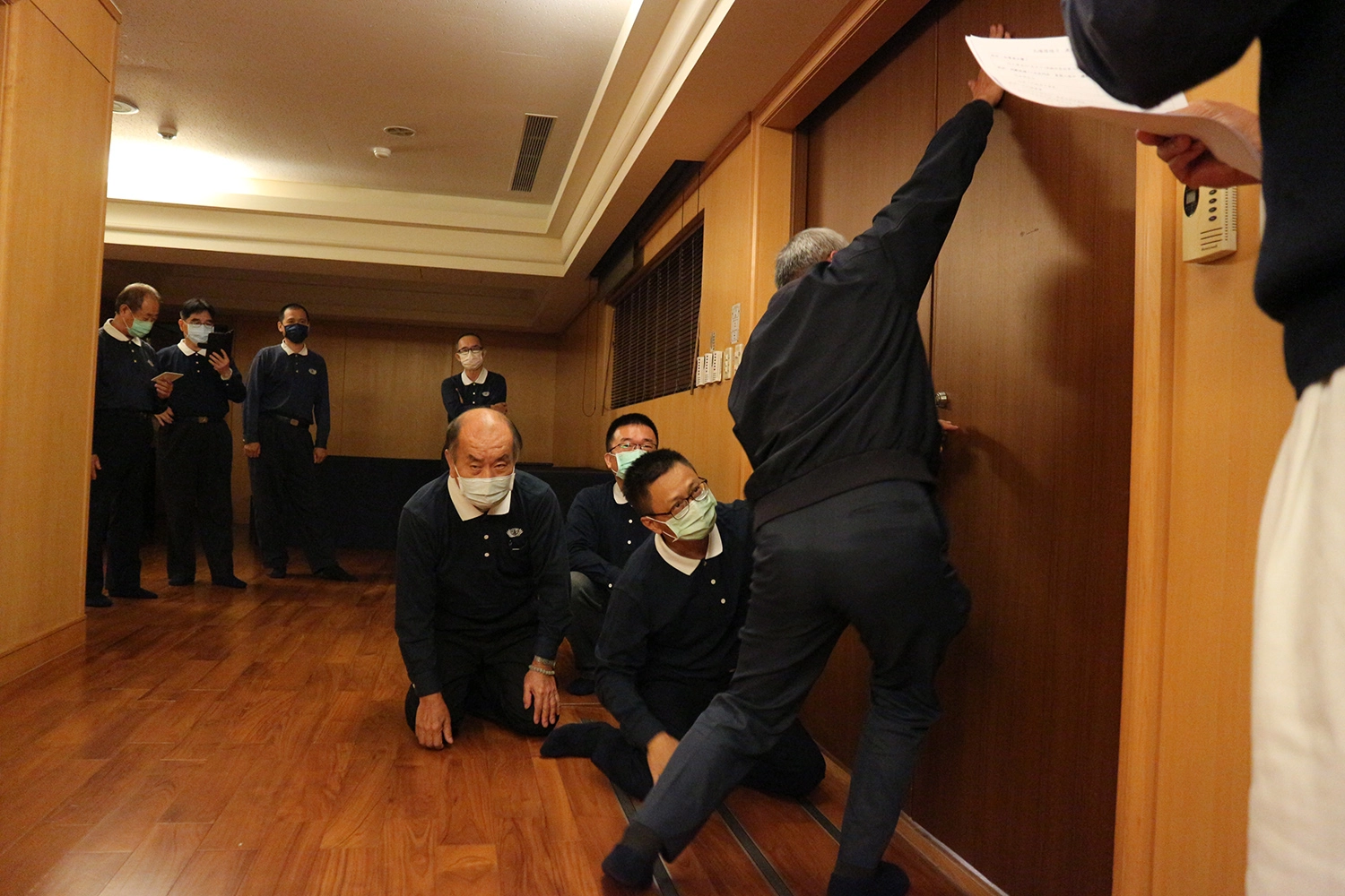 分組實地演練—火場中逃生，確認上門板的溫度。
