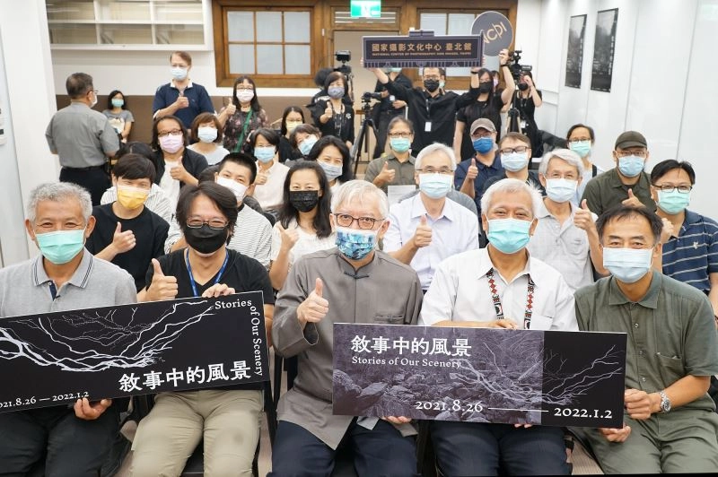 國家攝影文化中心《敘事中的風景》展參展攝影家，2日於展覽開幕式齊聚一堂。