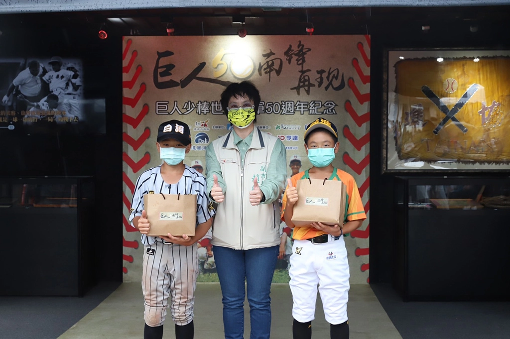 趙副市長致贈白河國小及新進國小少棒隊，期許成為臺灣未來棒球之光。