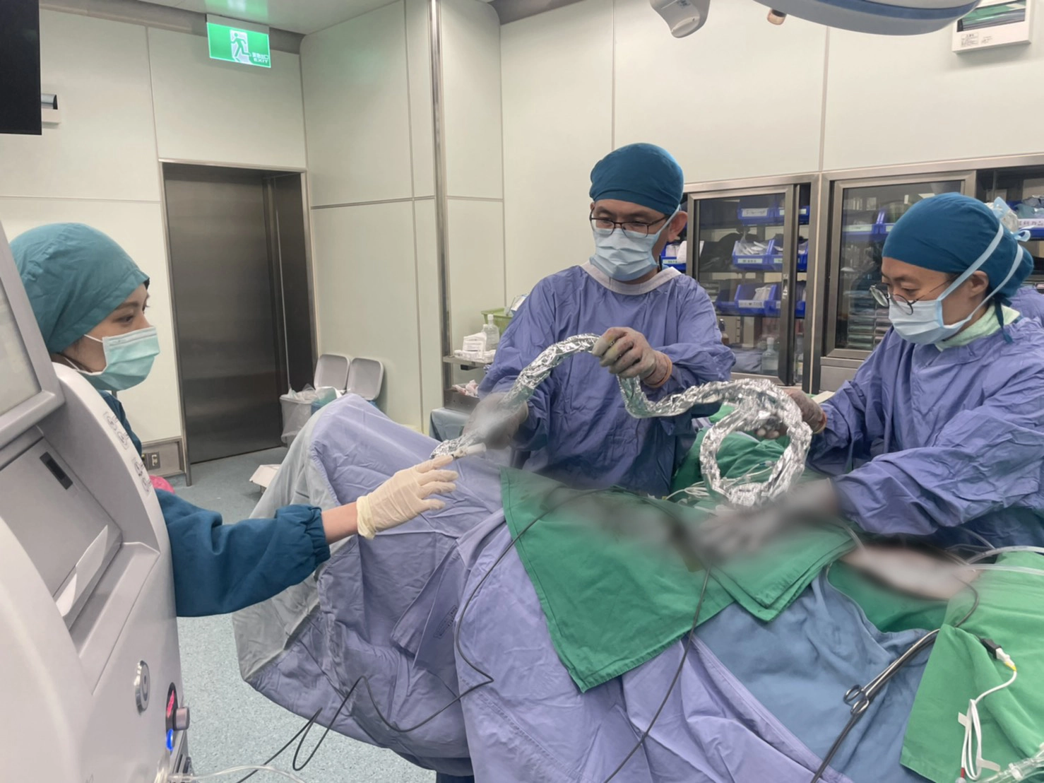 邱建銘主任（中）與團隊共同執行腹腔溫熱化療過程。