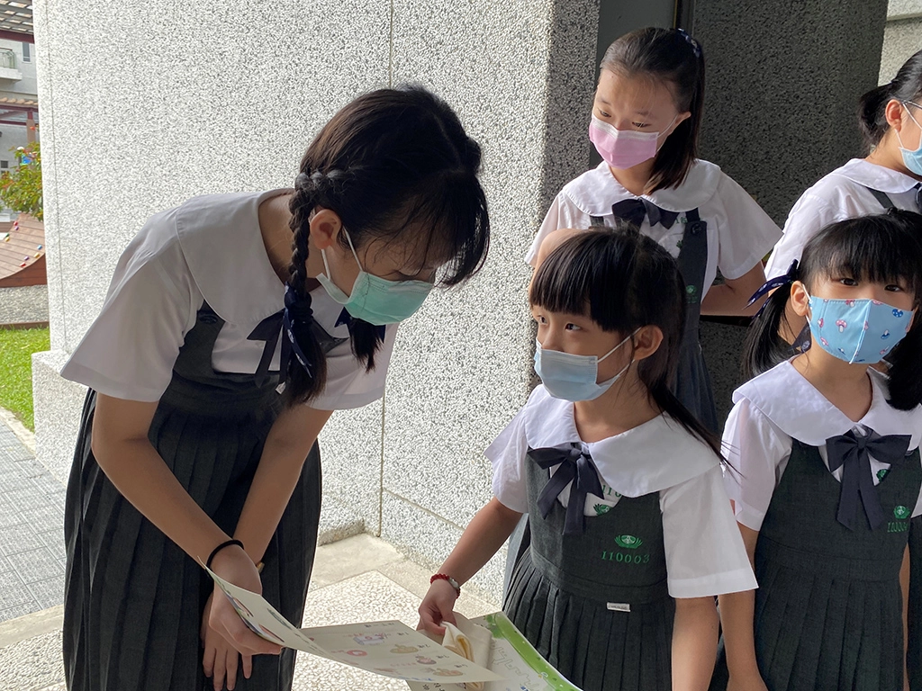 學姐耐心的向學妹解說闖關卡。