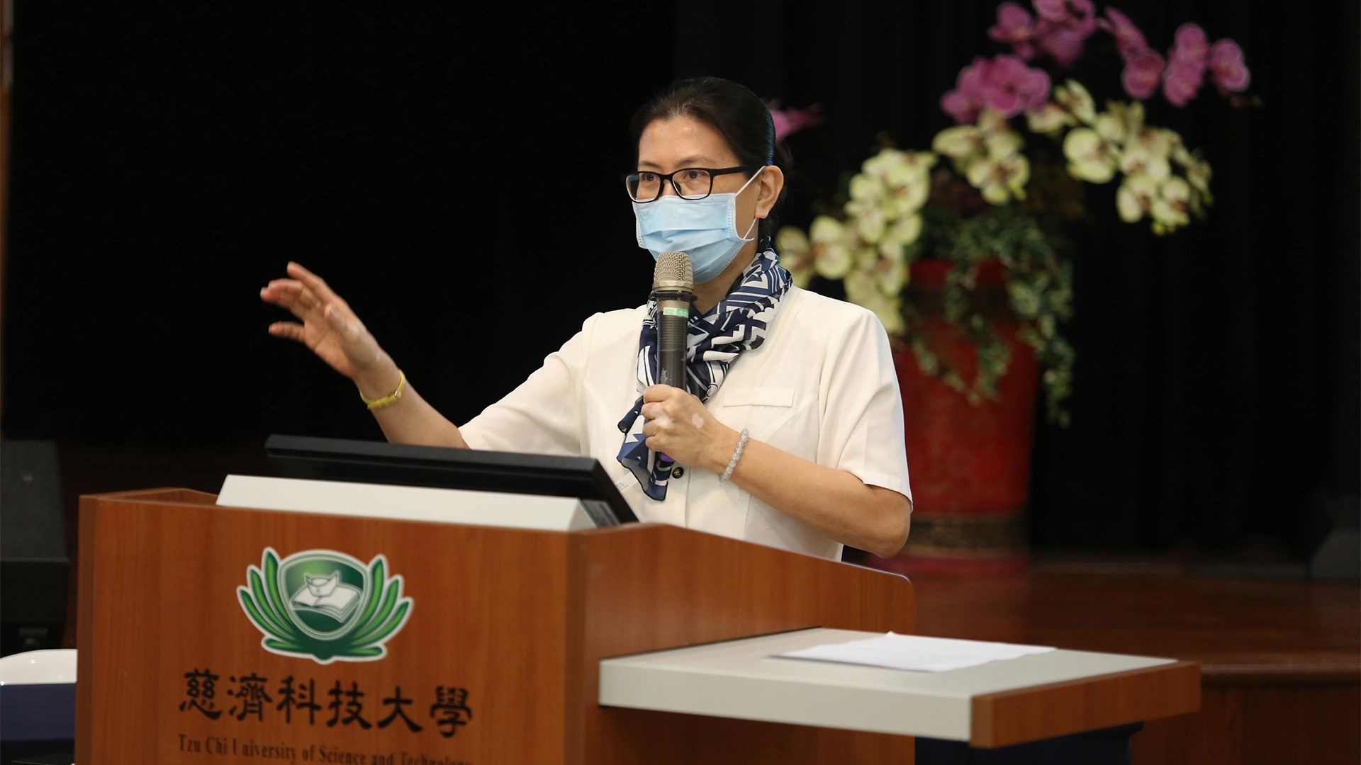 謝麗華主任鼓勵新生一步一步地累積不輸人的軟實力。