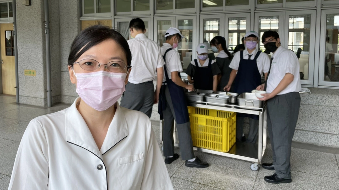 張齡之老師表示午餐特別又吸睛，搭配現代新素派節目，學生連食譜都看得目不轉睛。