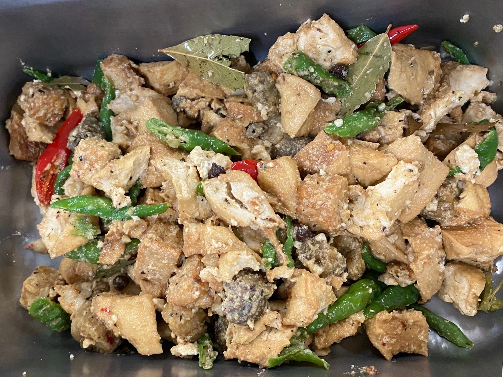 天貝燒豆腐是一道印尼傳統家常菜，藉由料理讓師生體驗異國蔬食料理。
