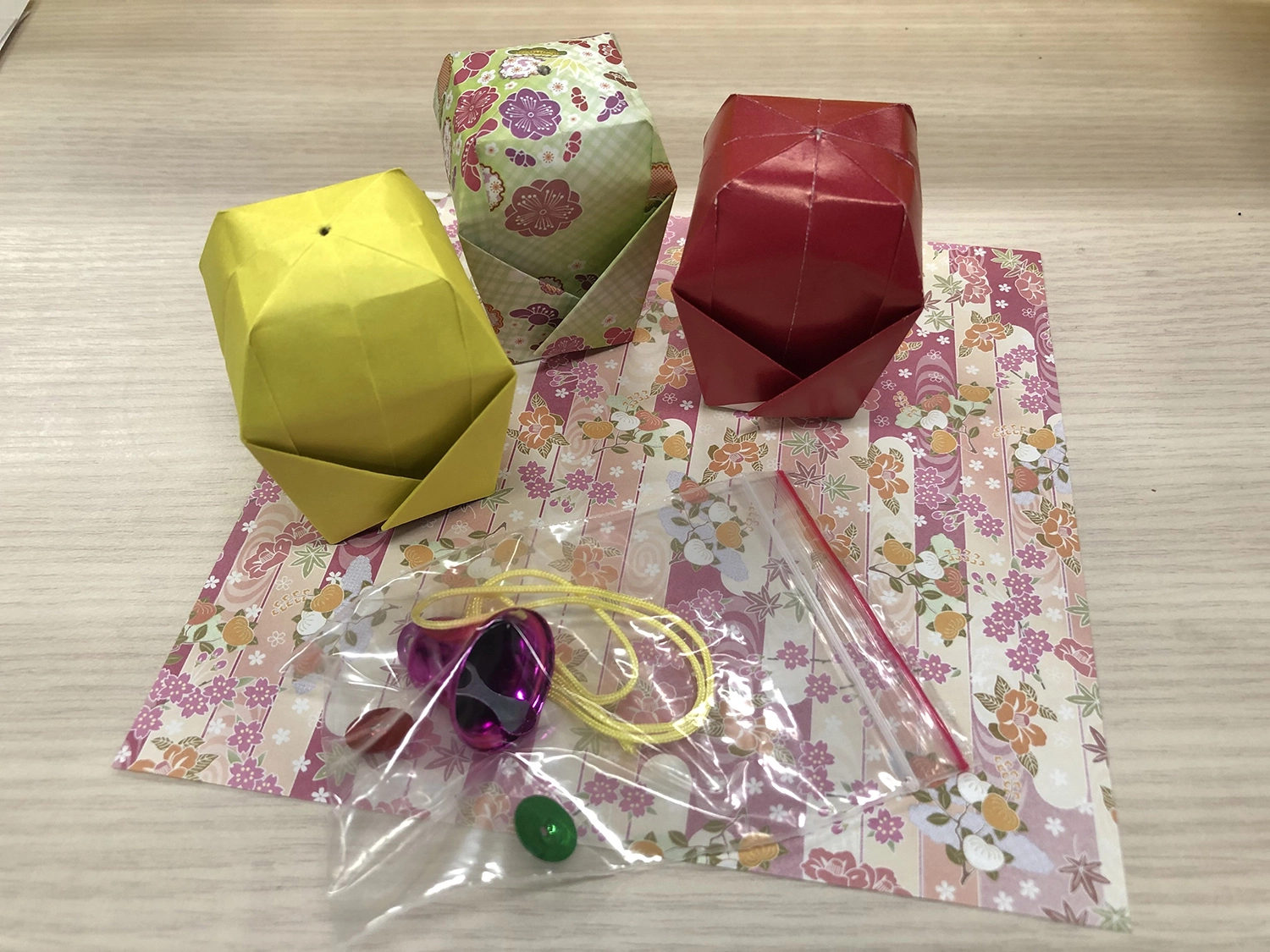志清寄給新加坡彌陀學校師生製作天燈小吊飾材料包。