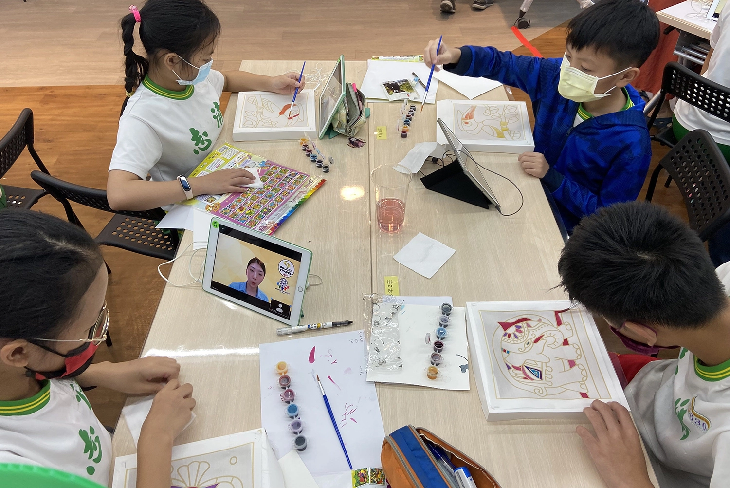 志清彌陀兩校學生專心為峇迪布畫上色。