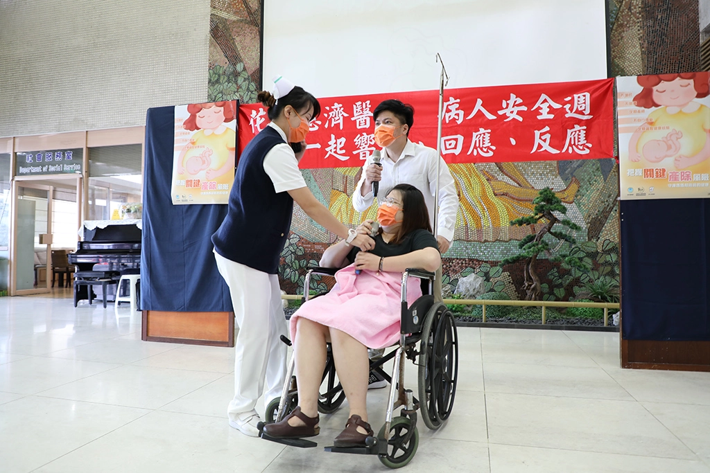 現場模擬真實發生過的案例，提醒大家要注重三不一要的關鍵。不抽菸、不喝酒、不自行停藥、要定期展檢追蹤健康狀態。