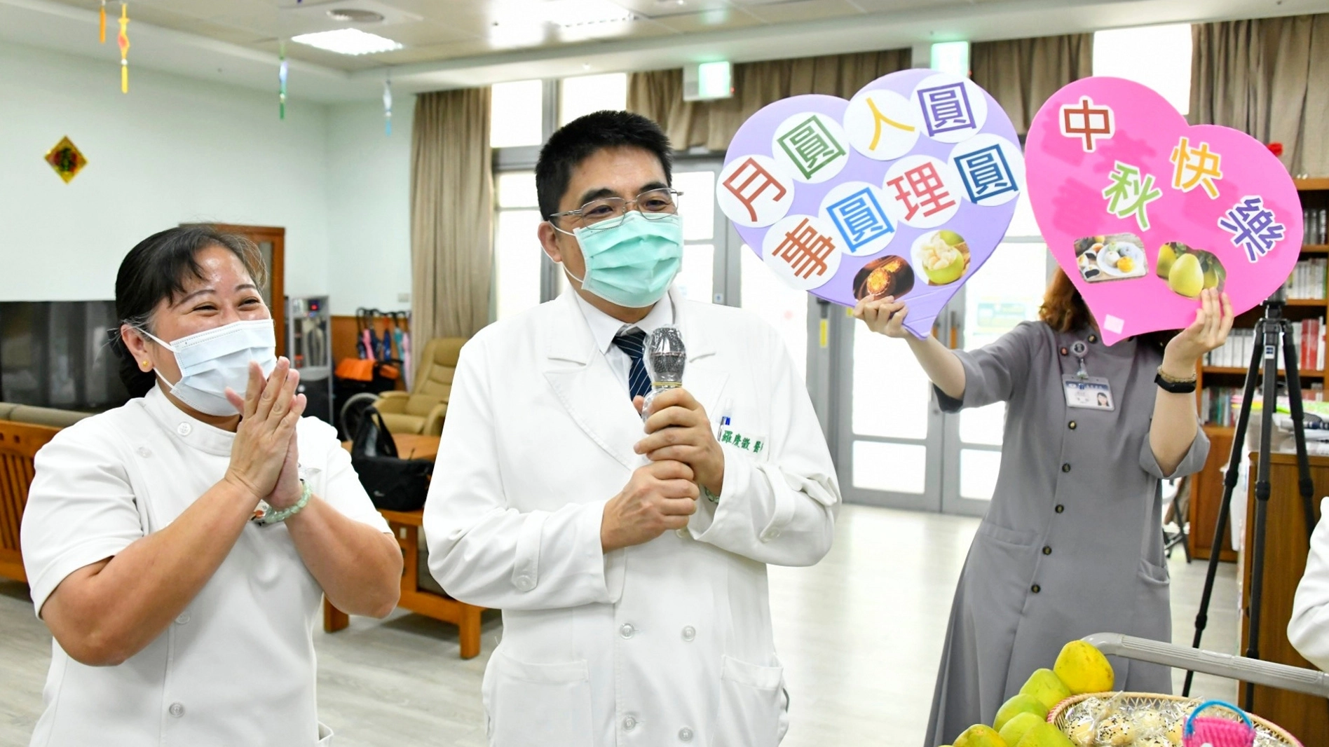 羅慶徽副院長祝福長者身體健康，中秋快樂。