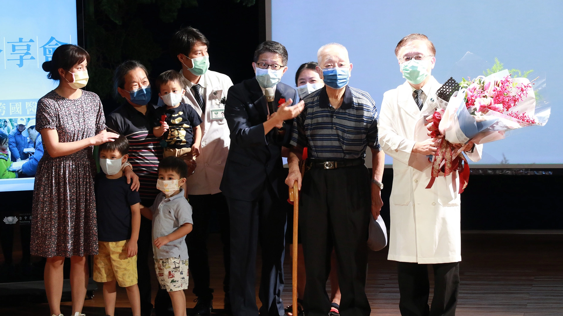 簡院長家人四代同堂獻花，溫馨畫面也讓他忍不住紅了眼眶。