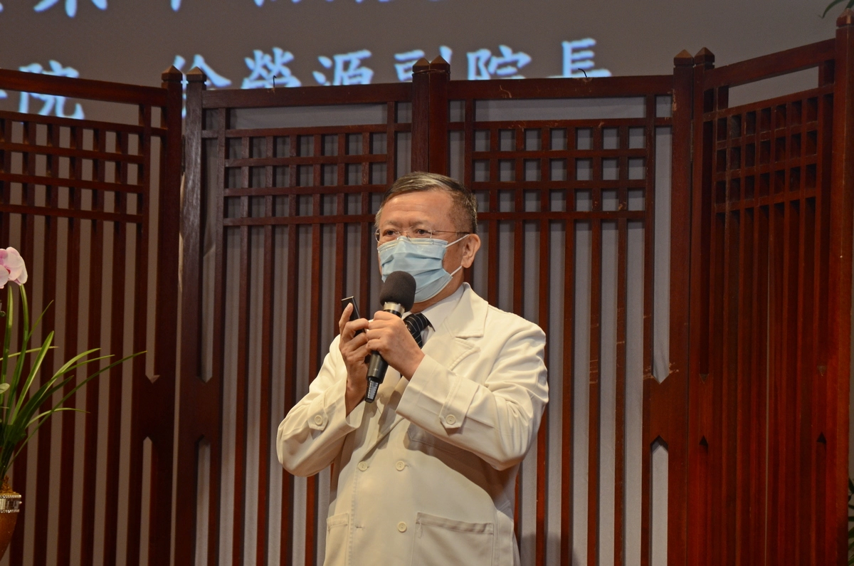 徐榮源副院長分享新北市加強型集中檢疫所的防疫經驗。
