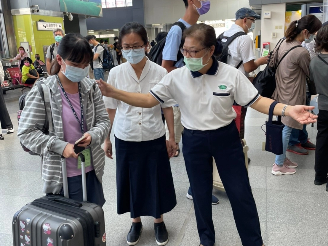 為了讓六百多位住宿生能夠安全又平安的回到家，慈大附中校長(圖右)、師長與家長會一同到火車站陪伴