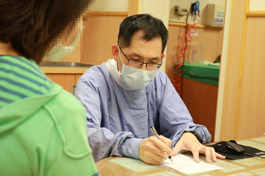 邱建銘主任向病人說明微創手術重建腸道做法。