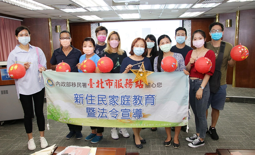 移民署北區事務大隊臺北市服務站中秋佳節前夕與新住民家庭一起做燈籠。