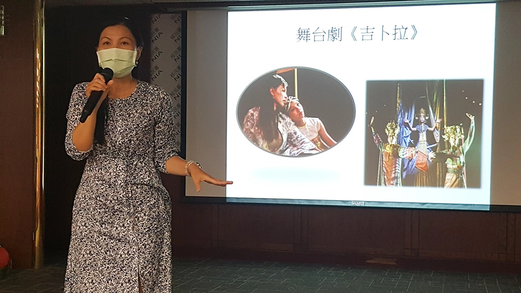 陳秋柳與女兒鄭琬諠一起演舞台劇《吉卜拉》時，發現女兒有演戲的才華。