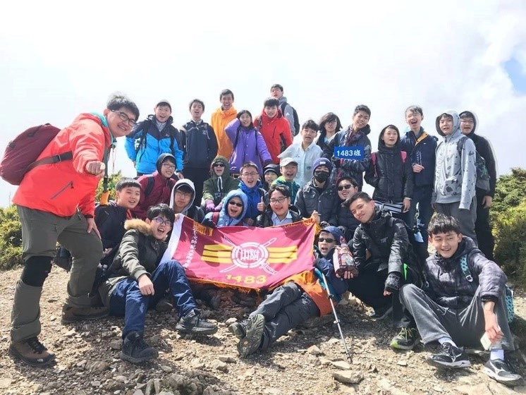 江青釗（左一）認為，學會互相合作，是登山最大的收穫。（攝於2018年）