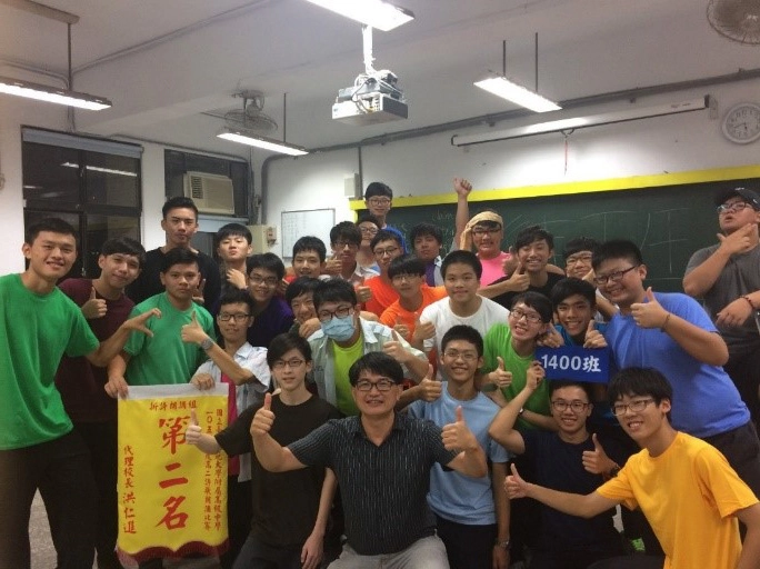 江青釗（前排右四）以身作則，努力成為言行合一的典範。（攝於2016年）