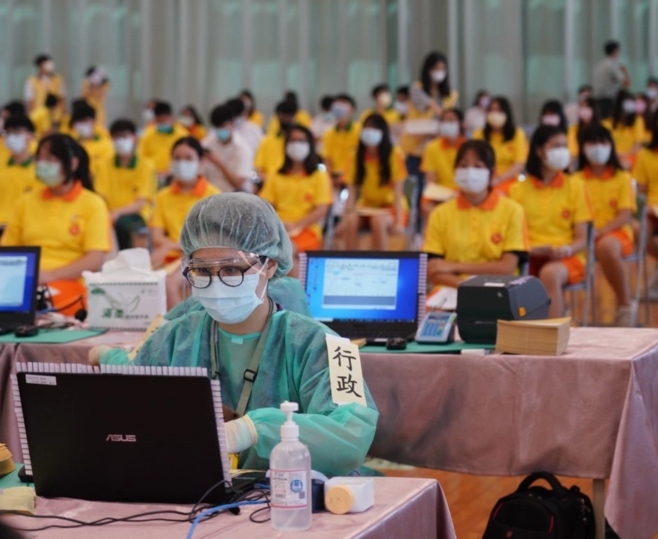 育成高中以校內的活動中心做為這次校園接種BNT疫苗的學生人數，共計有1736人高達96%。