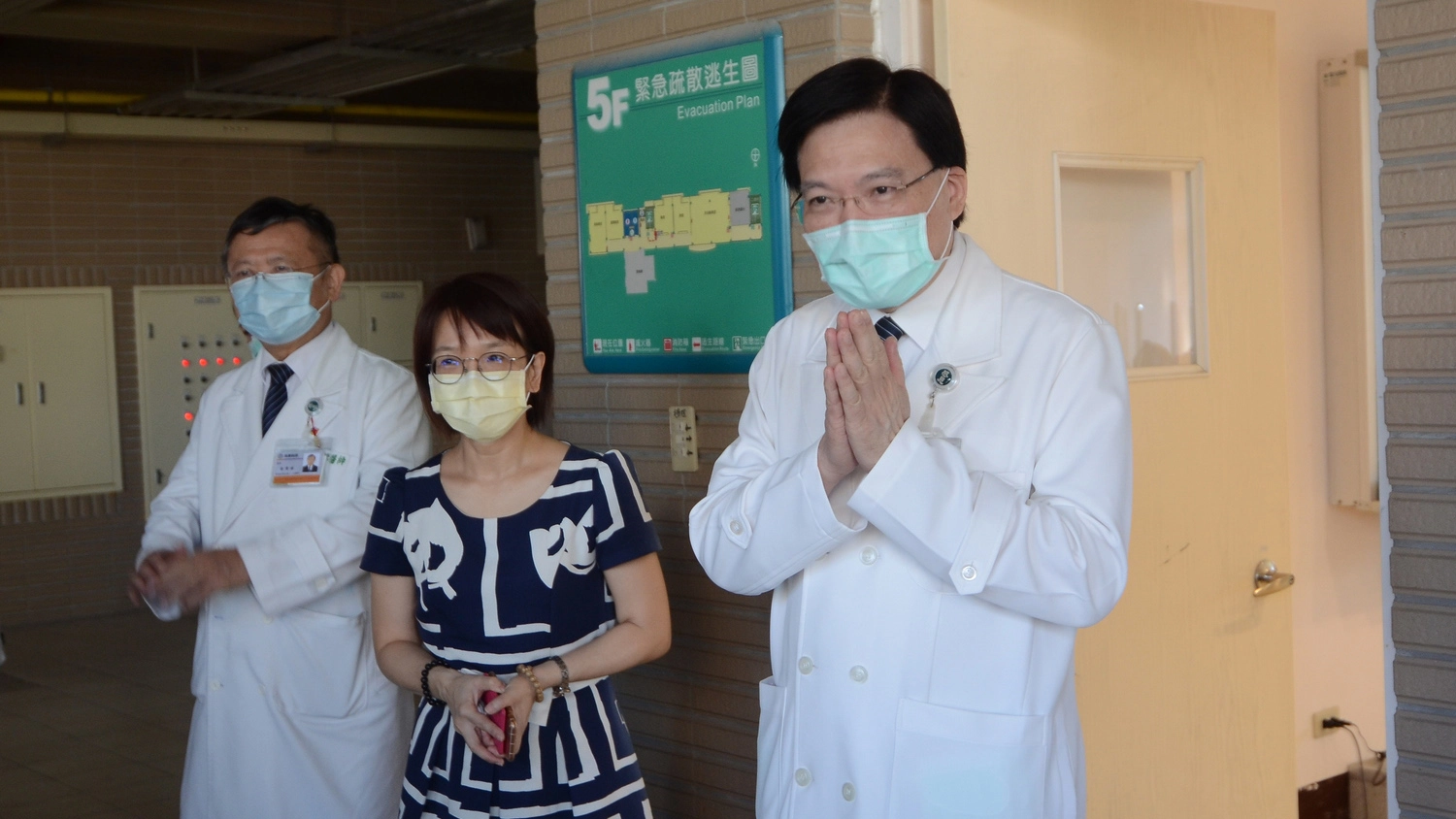 台北慈濟醫院趙有誠院長表示，醫院為進行校園施打作業已做好萬全準備，將提供學子們最完善的服務；黃美娟校長感恩慈濟基金會及企業捐贈BNT疫苗，提供學生們接種。