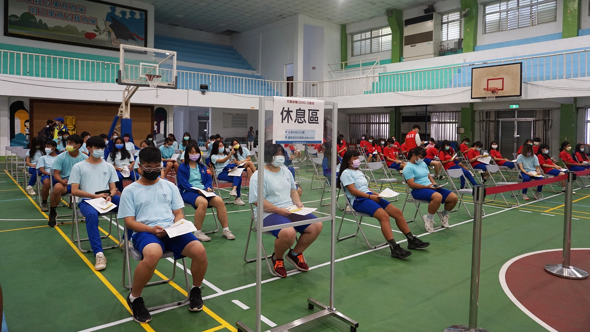 同學接種疫苗完在休息區也用身心靈隨著現埸音樂放鬆。