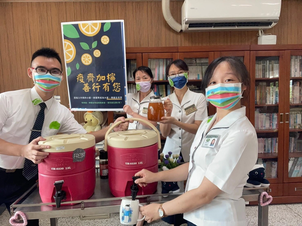 國小輔導室張婉如主任(右2)帶著團隊一起在校園中推行動餐車，營造歡樂的募心募愛氛圍。