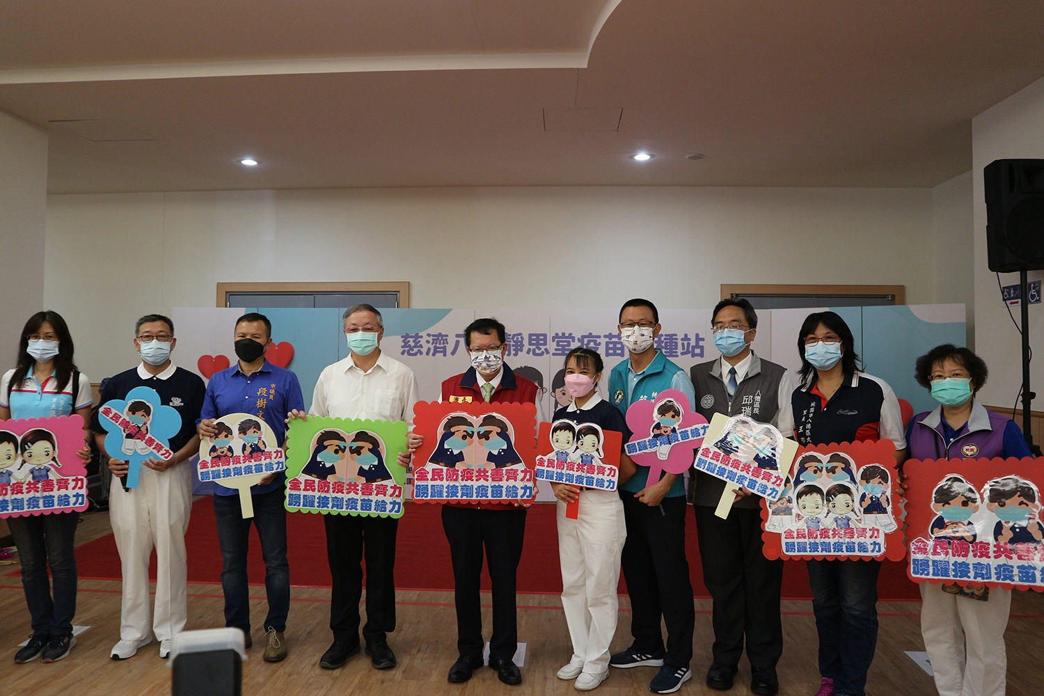 桃園市長鄭文燦、八德區長邱瑞朝、臺北榮總桃園分院院長盧星華及多位里長也到場關懷前來接種的長輩。