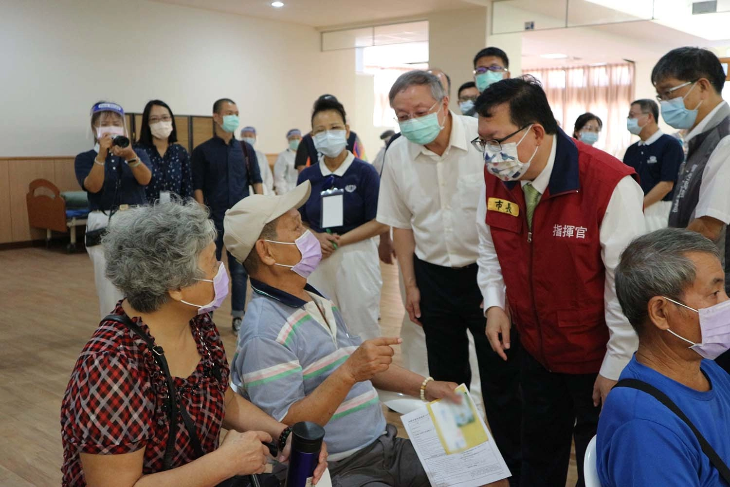 桃園市長鄭文燦、八德區長邱瑞朝、臺北榮總桃園分院院長盧星華及多位里長也到場關懷前來接種的長輩。
