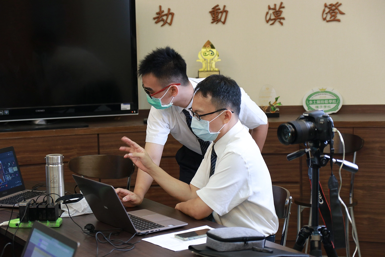 學校首次挑戰線上親師日，教職同仁們均花了許多時間處理前置作業。(陳天和攝)
