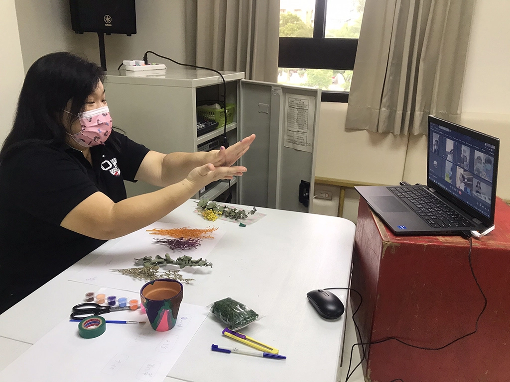 疫情時代下以線上進行親子園藝提升認知能力。