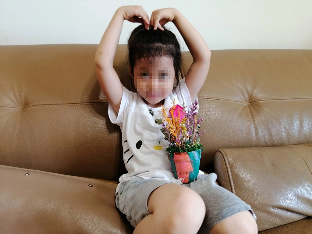 孩子開心秀出完成作品。