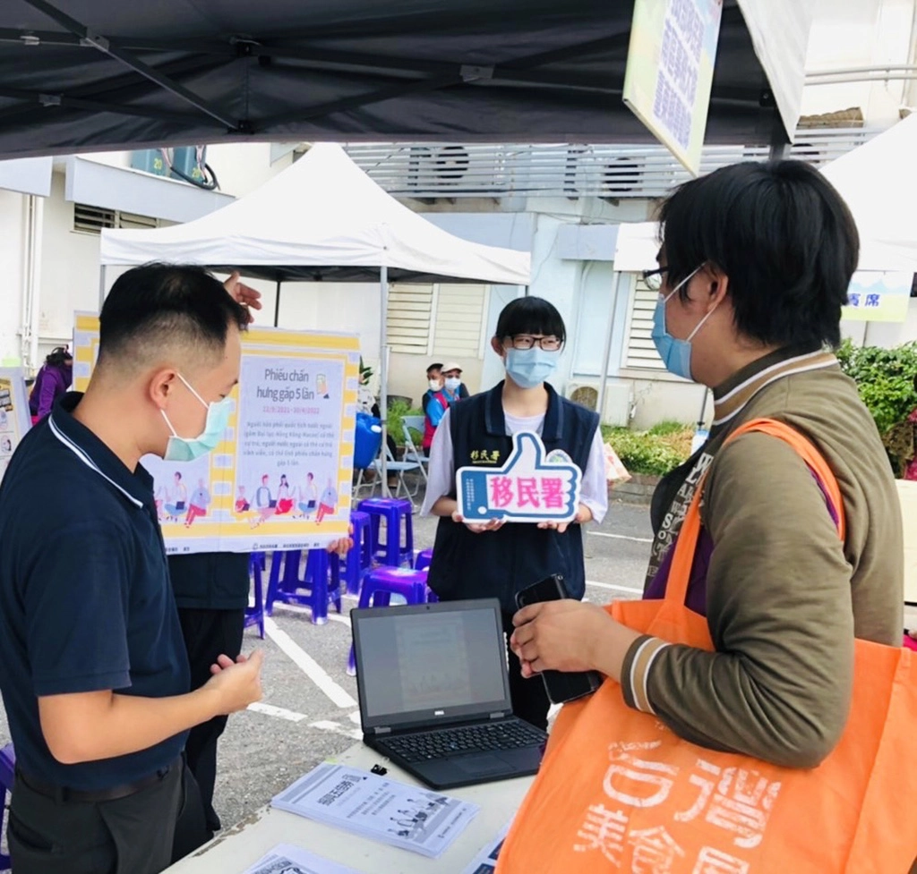 臺東縣專勤隊及服務站於會場設攤宣導，並與現場民眾以有獎徵答方式互動。