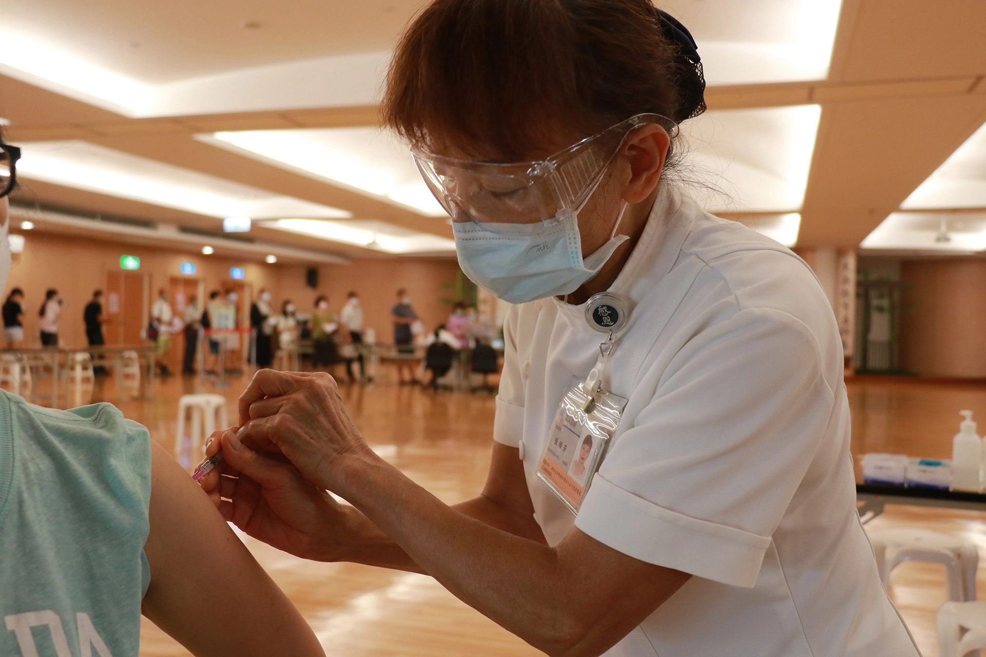 護理人員為民眾接種BNT疫苗同時，也叮嚀不要按揉。